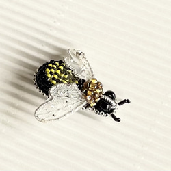 ビーズ刺繍のブローチ　-小さな蜂bee- 5枚目の画像