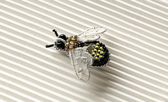 ビーズ刺繍のブローチ　-小さな蜂bee- 4枚目の画像