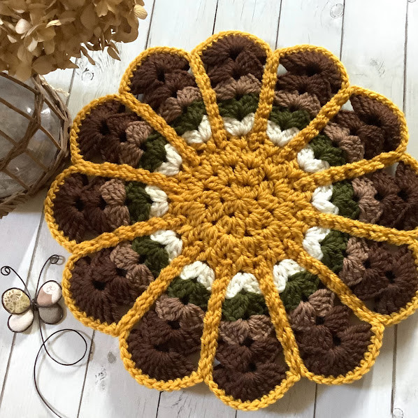 手編み　hand オリムパス刺繍糸　ハンドメイド クッションカバー work