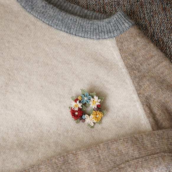 [ぬい針と絹糸で編んだ可憐なお花]シルクイーネオヤ(トルコ刺繍･レース)お花がぎっしりリース型のブローチ 8枚目の画像