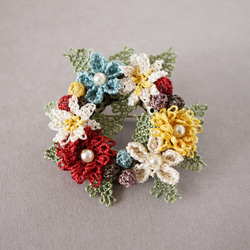 [ぬい針と絹糸で編んだ可憐なお花]シルクイーネオヤ(トルコ刺繍･レース)お花がぎっしりリース型のブローチ 1枚目の画像