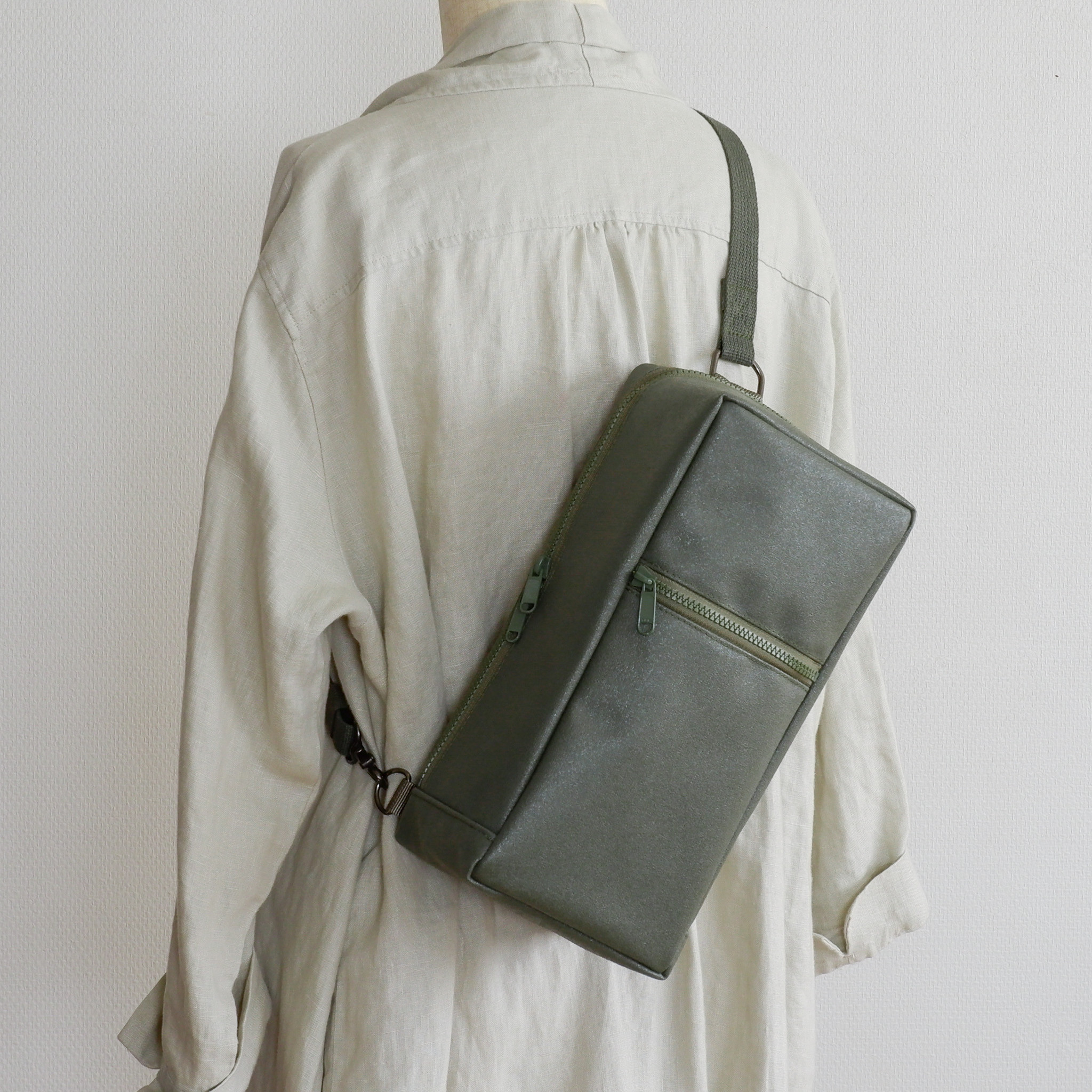 ボディバッグ オリーブドラブ / ポリエステル帆布