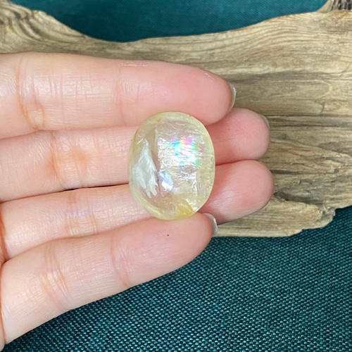 金と虹 ガーデンクォーツ ルース 72 虹色の帯とリモナイト 天然石