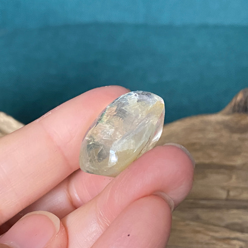 金と虹 ガーデンクォーツ ルース 72 虹色の帯とリモナイト 天然石