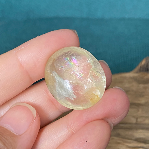 金と虹 ガーデンクォーツ ルース 72 虹色の帯とリモナイト 天然石