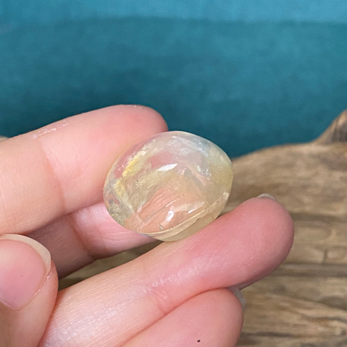 金と虹 ガーデンクォーツ ルース 72 虹色の帯とリモナイト 天然石