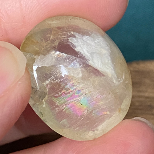 金と虹 ガーデンクォーツ ルース 72 虹色の帯とリモナイト 天然石