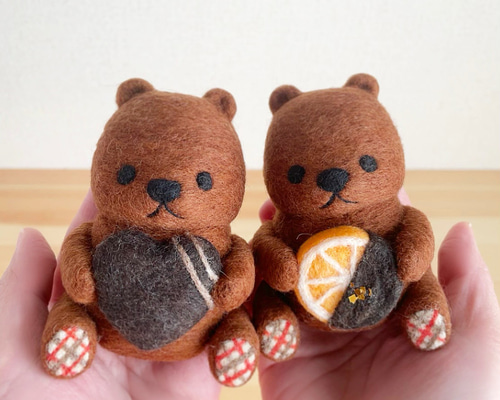2体セット]チョコを抱えたクマさん＊羊毛フェルトマスコット