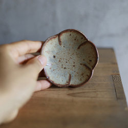 鉄粉のある　ちいさな豆皿　梅　淡いグリーンブルーグレー　アンティーク雰囲気 2枚目の画像