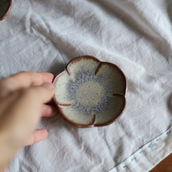 鉄粉のある　ちいさな豆皿　梅　淡いグリーンブルーグレー　アンティーク雰囲気 3枚目の画像