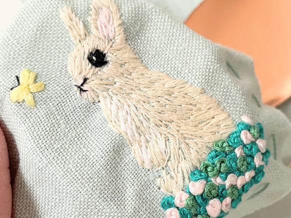 うさぎとシロツメクサの刺繍ブローチ　入学式　卒業式　フォーマル　デイリー　 4枚目の画像