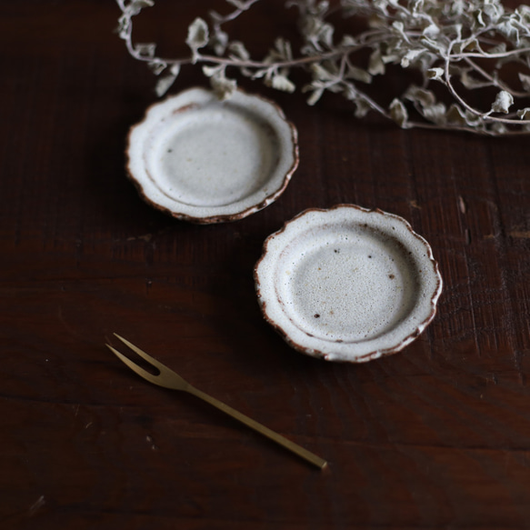 鉄粉のある　輪花豆皿　花弁（花びら）６片　乳白 3枚目の画像
