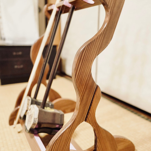 オーダー品】手作り木工 木製二胡スタンド （ニス仕上げ） 3丁掛け