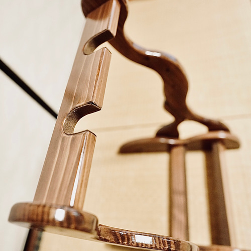 限定1台】手作り木工 木製二胡スタンド （ニス仕上げ） 2丁掛け 楽器