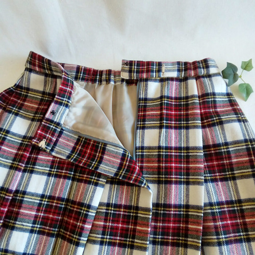 ウールのソフトプリーツスカート タータンチェック 赤・オフホワイト