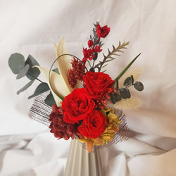 赤系カラーのブーケ：ギフトにもおすすめ！ドライ・プリザーブドフラワーの立てたまま飾れる自立する花束 9枚目の画像