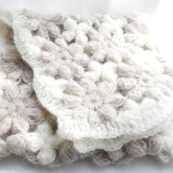 新作マフラー　受注制作　お花モチーフ編み　チクチクしないアルパカ75％薄茶色×オフホワイト 1枚目の画像
