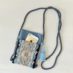 Blue×Flower 刺繍リボンのスマホポシェット/スマホポーチ スマホショルダー　 1枚目の画像