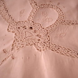 ドイツの手仕事/アイボリー色のコットン生地に手編みレースとお花の手刺繍 大判テーブルクロス (未使用品 ヴィンテージ) 11枚目の画像