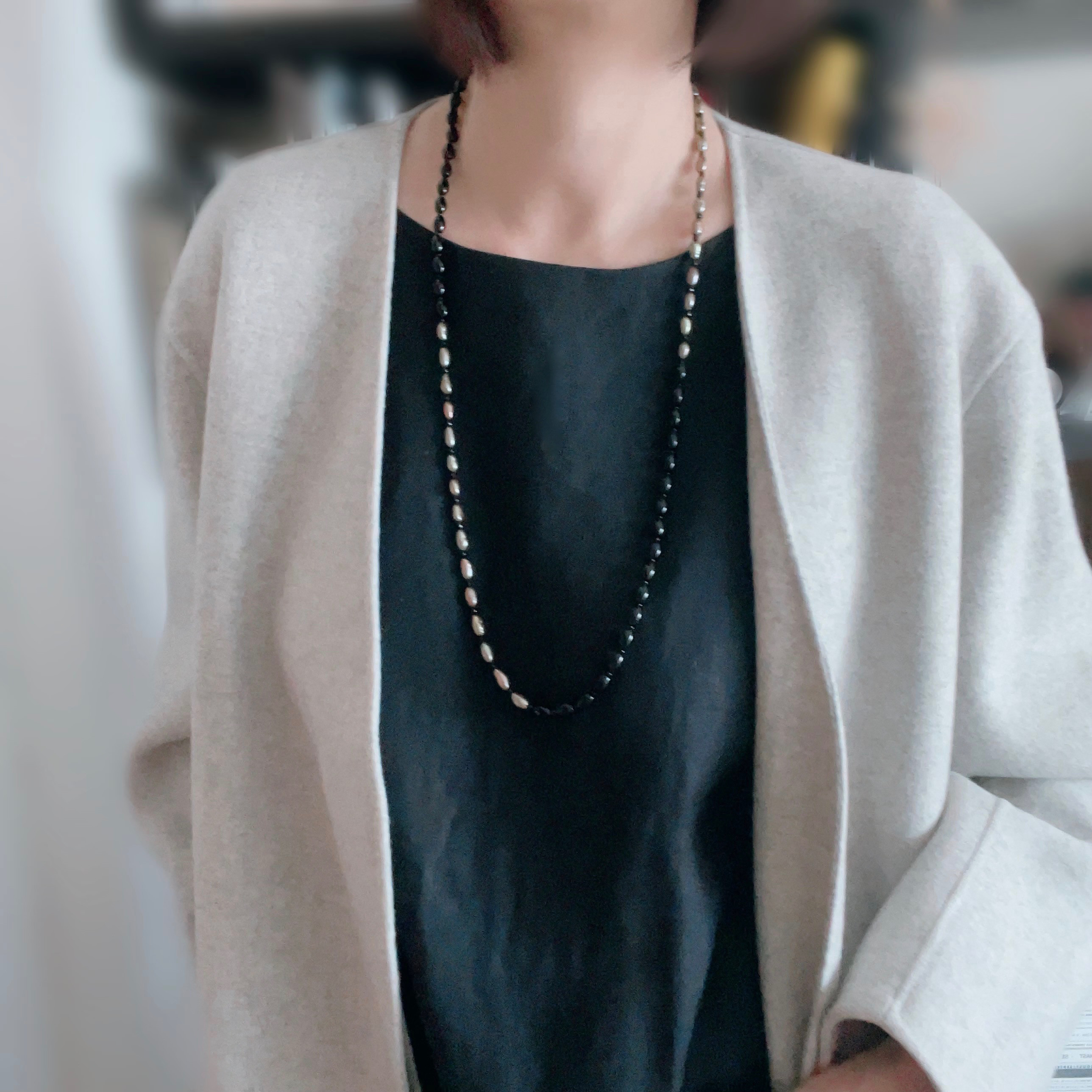 ニュアンスカラーのライス型バロックパールとオニキスのロングネックレス