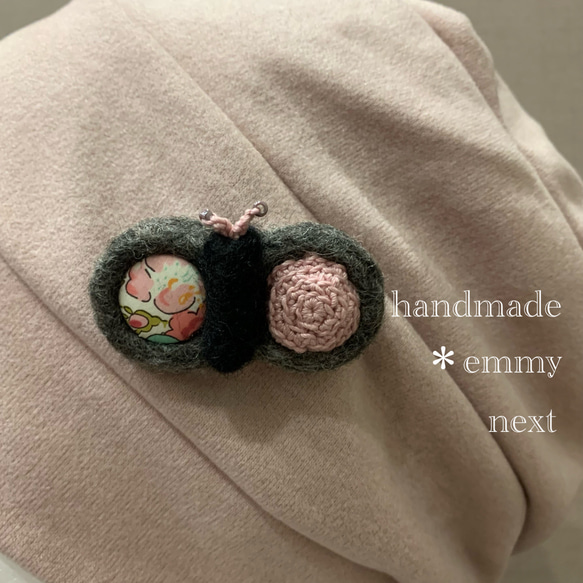 送料無料＊handmadeニットワッチキャップ・弱起毛pink〈取り外せるリバティ生地コサージュ付・papillon〉 4枚目の画像