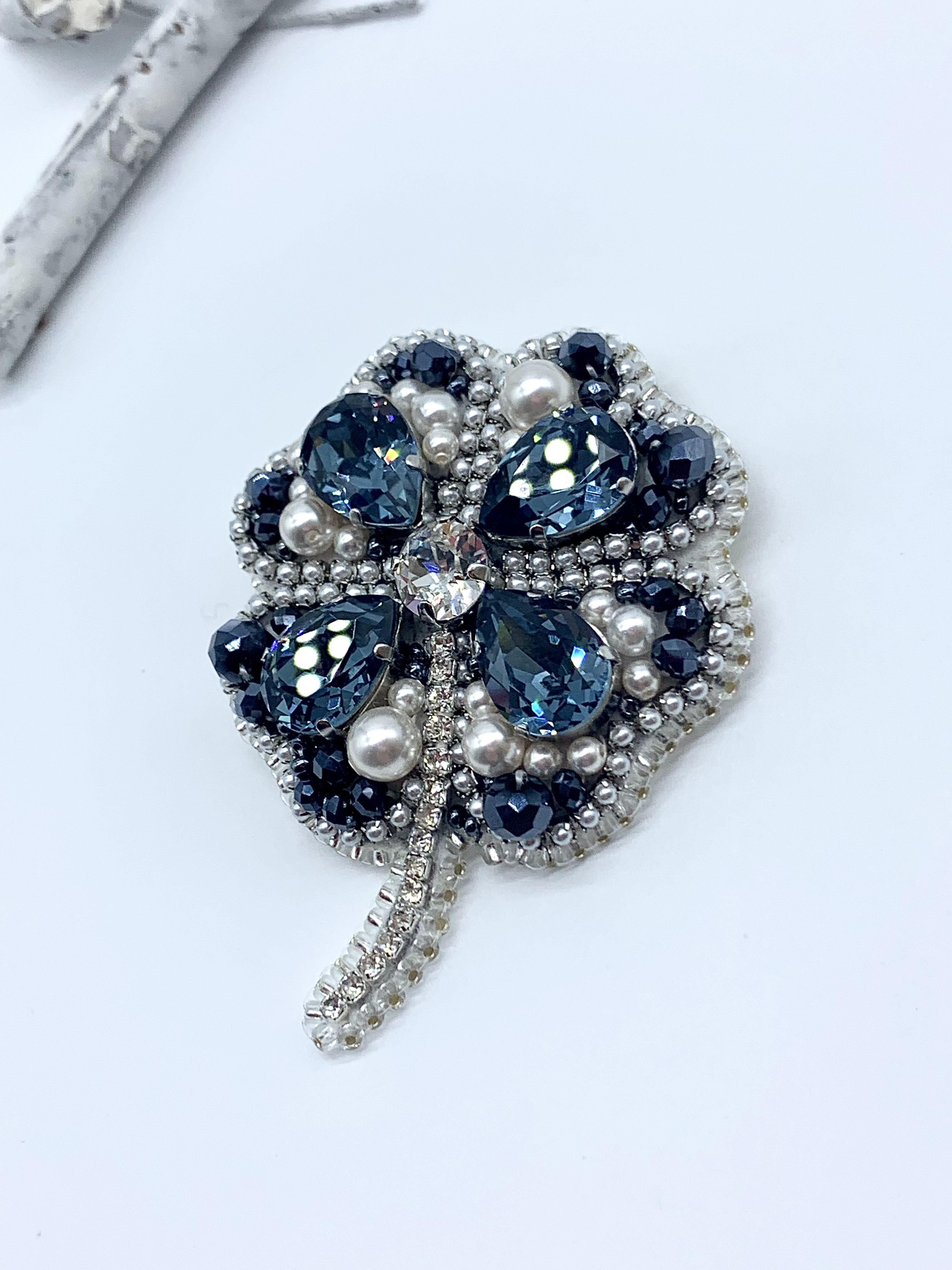 四つ葉のへらのブローチ