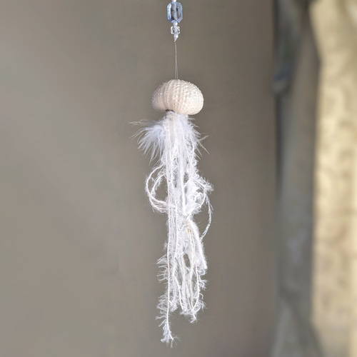 白クラゲのサンキャッチャー ウニ殻 ミズクラゲ ゼリーフィッシュ