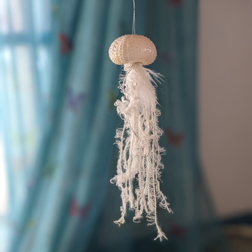 白クラゲのサンキャッチャー ウニ殻 ミズクラゲ ゼリーフィッシュ