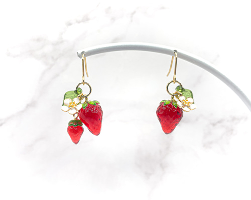 再販〉〈リニューアル版〉いちごと花のピアス ピアス（フック