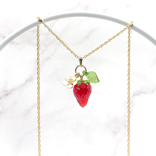 いちご様   専用ページ  ハンドメイド 再販〉〈リニューアル版〉いちごと花のネックレス ネックレス