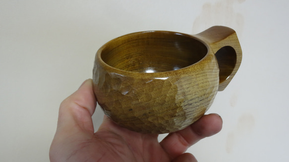 　御蔵島の黄金色の桑の木で作った一木彫りコーヒーカップ　 2枚目の画像
