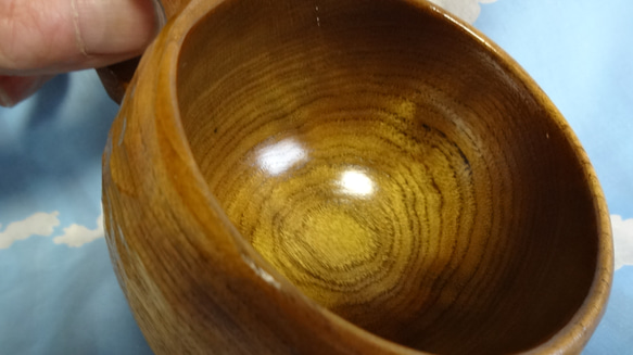 　御蔵島の黄金色の桑の木で作った一木彫りコーヒーカップ　 9枚目の画像