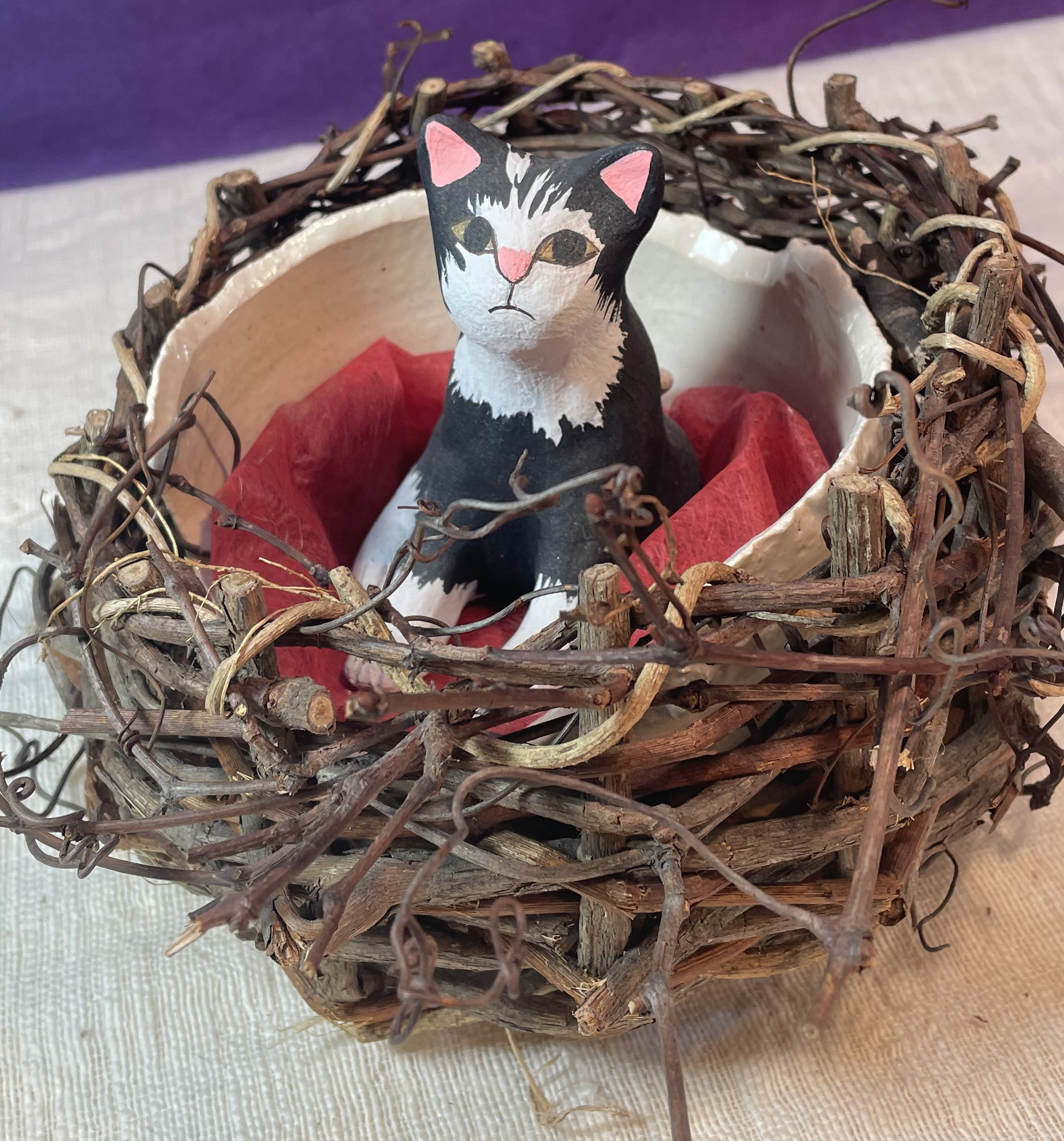 陶器で作った「たまごに入った黒猫ちゃん」