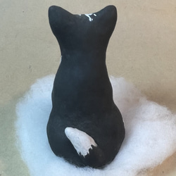陶器で作った「たまごに入った黒猫ちゃん」 8枚目の画像