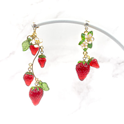 再販〉いちごがいっぱいピアス ピアス（スタッド・一粒