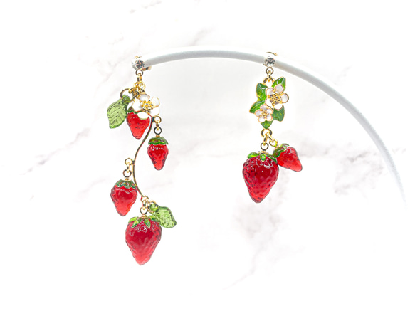再販〉いちごがいっぱいピアス ピアス（スタッド・一粒