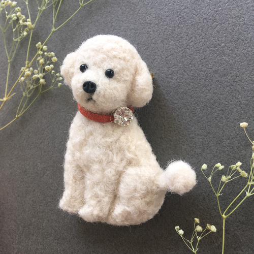 羊毛フェルト ホワイトトイプードル ブローチ ブローチ CHIRA