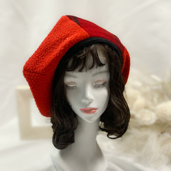 大貝雷帽由紅色毛茸茸的羊毛製成。帽子。貝雷帽、帽子、獵帽 第3張的照片
