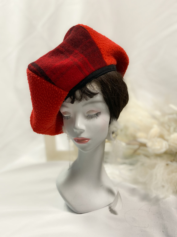 大貝雷帽由紅色毛茸茸的羊毛製成。帽子。貝雷帽、帽子、獵帽 第1張的照片
