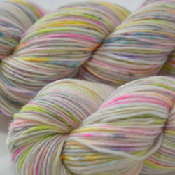 手染め糸　ファインウール　ソックヤーン　neon　gray　marble　　 nijiyarn 3枚目の画像