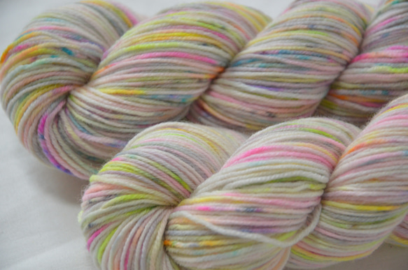 手染め糸　ファインウール　ソックヤーン　neon　gray　marble　　 nijiyarn 3枚目の画像