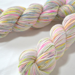 手染め糸　ファインウール　ソックヤーン　neon　gray　marble　　 nijiyarn 1枚目の画像