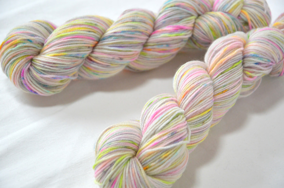 手染め糸　ファインウール　ソックヤーン　neon　gray　marble　　 nijiyarn 1枚目の画像