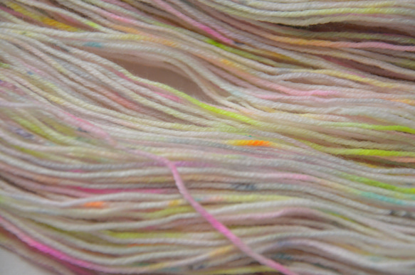 手染め糸　ファインウール　ソックヤーン　neon　gray　marble　　 nijiyarn 5枚目の画像