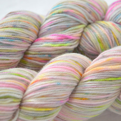 手染め糸　ファインウール　ソックヤーン　neon　gray　marble　　 nijiyarn 2枚目の画像