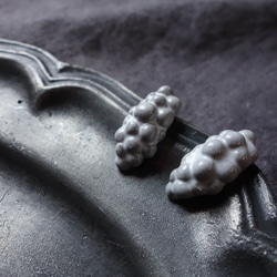 Junclay“Mulberry”輕質陶瓷灰白色防過敏金屬瓷耳環水果 第4張的照片