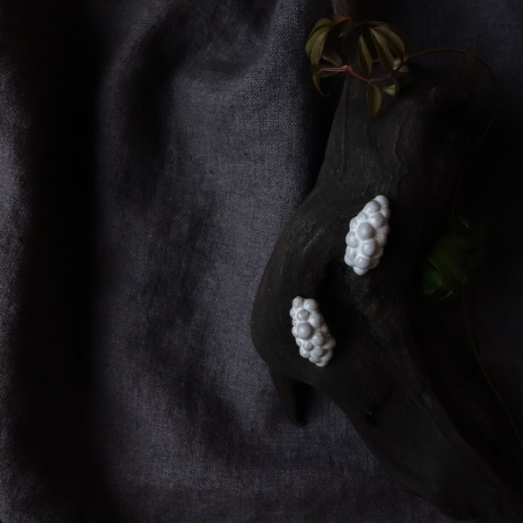 Junclay“Mulberry”輕質陶瓷灰白色防過敏金屬瓷耳環水果 第2張的照片