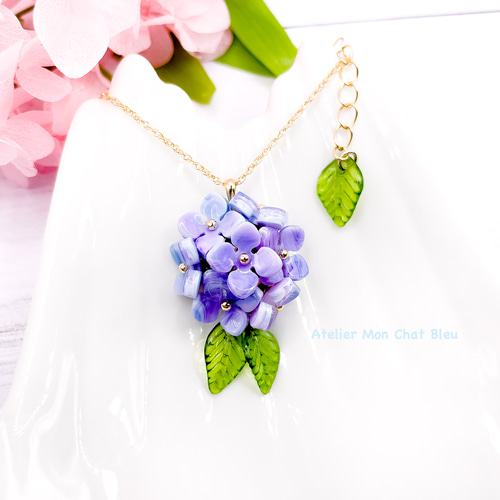 【美品】ビンテージ 紫色 花模様 ガラスネックレス✨ 紫陽花追っかけねこのネックレス バイオレット×ブルー