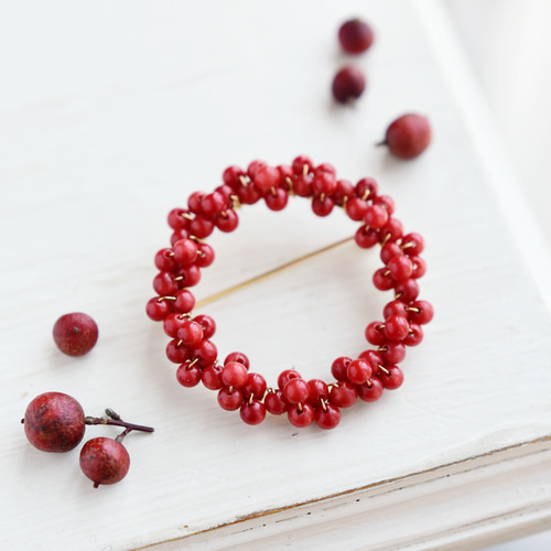 ブローチ ・Mサイズ】赤珊瑚 赤い木の実のリース／還暦祝いや母の日の