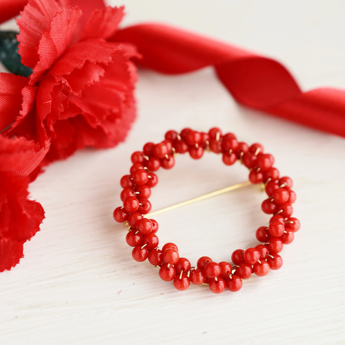 ブローチ ・Mサイズ】赤珊瑚 赤い木の実のリース／還暦祝いや母の日の